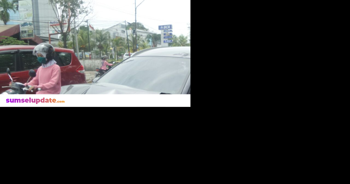  Truk  Fuso  Seruduk 3 Mobil Jalan Demang Macet Sumsel Update