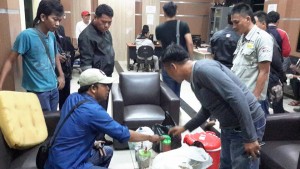 Petugas Polres OKU memeriksa barang bukti pentol bakso, bumbu kecap, dan saos yang membuat puluhan warga keracunan, Minggu (27/3).