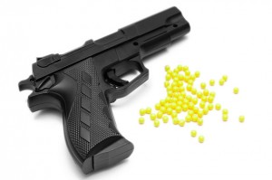 640xauto-seorang-anak-nyaris-buta-terkena-mainan-pistol-berpeluru-120829n-1 (1)