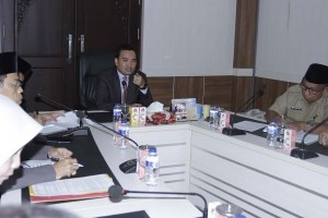 Beni mimpin rapat