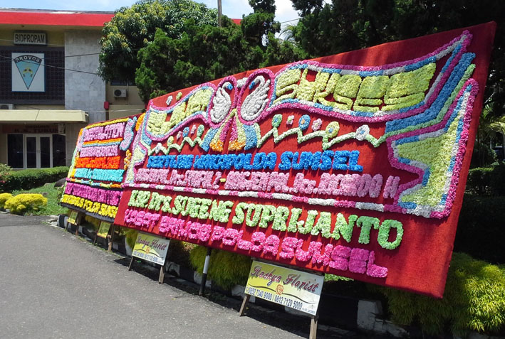 Karangan bunga di halaman Mapolda Sumsel