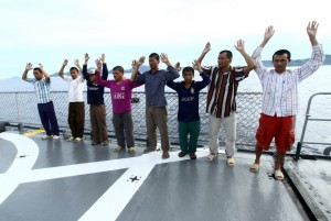 Sejumlah nelayan asing ditahan di geladak helikopter KRI Barakuda 633 di wilayah Laut Natuna, Anambas, Kepri, Jumat (5/12).