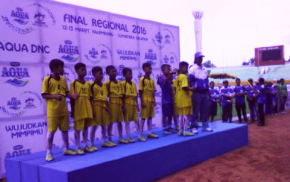 PS Muratara U-10 saat prosesi penyerahan medali