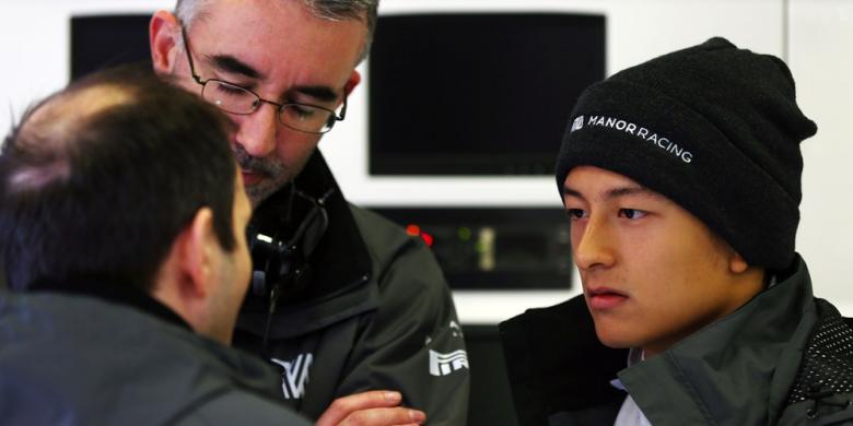 Pebalap Manor Racing asal Indonesia Rio Haryanto (kanan) tengah berdiskusi dengan tim