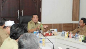 Plt. Bupati Beni Hernedi Memimpin rapat