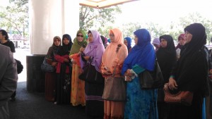 Rombongan Ibu-ibu dari Hizbut Tahrir saat mendatangi kantor Gubernur Sumsel