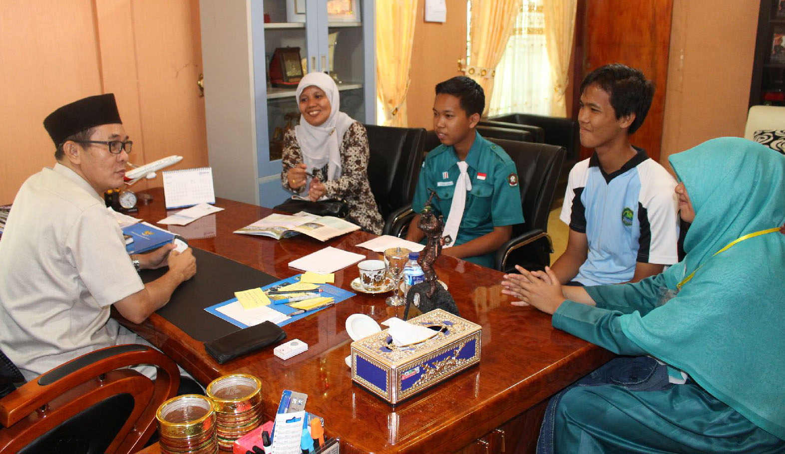 Siswa tengah mewawancarai Bupati PALI Heri Armalindo