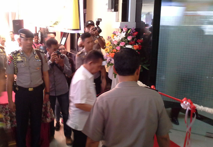 Wakil Gubernur Ishak Mekki potong pita saat peresmian gedung Rabu (23 3)