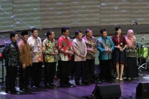 Wapres Jusuf Kalla dan Para Penerima Bawaslu Award 2016