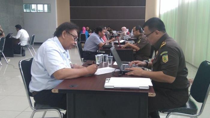 pemeriksaan-anggota-dewan-di-kejati-sumsel_20160301_113857