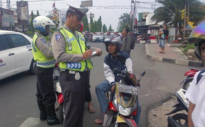 polisi-tilang-pelajar
