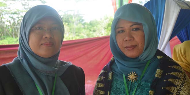Fitriah M. Nur (kiri) Rismaliza, SH. MSi (kanan)