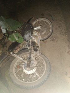 Sepeda motor yang ditunggangi korban ringsek berat. 