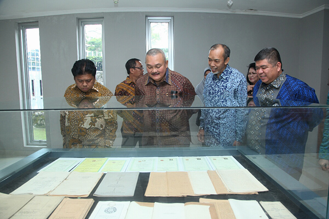 Alex Noerdin Mengunjungi gedung perpustakaan UII Yogyakarta