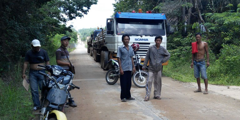 Warga yang menghentikan truk Pertamina Adera