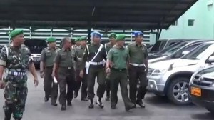 anggota-tni-ad-menjalani-percepatan-sidang-narkotika_20160411_110916