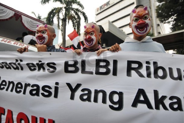 sejumlah-massa-berunjuk-rasa-menuntut-penuntasan-kasus-blbi-_140512164122-193 (1)