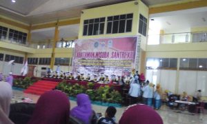 Santri-santriawati terbaik dari beberapa kecamatan di Kota Palembang mengaji bersama dalam kegiatan wisuda XII yang digelar BKPRMI di Gedung Sriwijaya Promotion Center di Jakabaring Palembang, Sabtu (29/5).