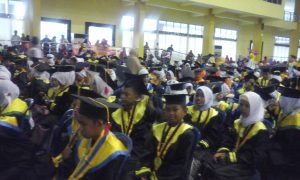 Santri-santriawati yang menunggu prosesi pemindahan kuncir dalam wisuda XII yang digelar BKPRMI di Gedung Sriwijaya Promotion Center di Jakabaring Palembang, Sabtu (29/5).