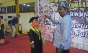 Salah satu santriawati TPA mengikuti pemindahan kuncir dalam wisuda XII yang digelar BKPRMI di Gedung Sriwijaya Promotion Center di Jakabaring Palembang, Sabtu (29/5). 