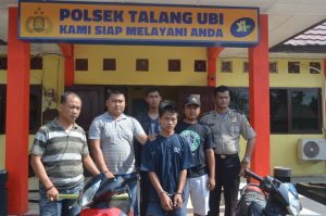 Tersangka Hardi berikut barang bukti diamankan di Mapolsek Talang Ubi, Minggu (8/5).