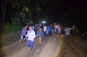 Petugas kepolisian dibantu puluhan warga mengevakuasi jasad ketiga remaja putri yang tewas tenggelam di Danau Kongar di Desa Sungai Dua, Kecamatan Sungai Keruh, Kabupaten Muba, Minggu (8/5) malam.