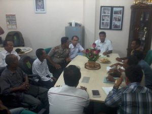 Pejabat Dinas Perkebunan Muba, manajemen PTPN VII, dan warga melakukan dialog terkait persoalan kemitraan dengan perusahaan, Rabu (25/5).