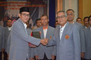 Heri Amalindo bersalaman dengan ketua Harian PGI Sumsel setelah dilantik