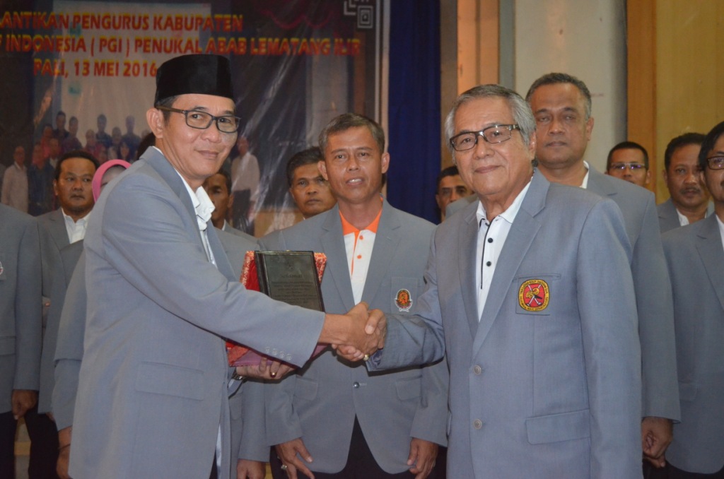 Heri Amalindo bersalaman dengan ketua Harian PGI Sumsel setelah dilantik
