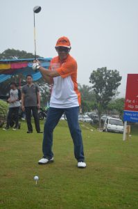 Heri Amalindo ketika memukul pertama meresmikan turnamen golf di PALI