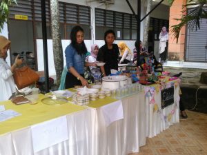 Stand makanan yang dibuka mahasiswa dan mahasiswi Fakultas Ekonomi Universitas Palembang dalam Bazar Kewirausahaan di halaman kampus, Sabtu (28/5).