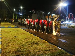 Salah satu kafilah MTQ XXVII tingkat Provinsi Sumsel melakukan devile dalam acara pembukaan yang dipusatkan di komplek Masjid Agung Assalam, Kota Lubuklinggau, Sabtu (21/5) malam.