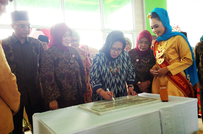 Ibu Alex Resmikan Dekranasda