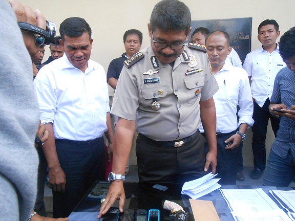 KABID HUMAS POLDA SUMSEL KOMBES POL DJAROD PADAKOVA DIDAMPINGI Direktur reserse kriminal umum Polda Sumsel Kombes Pol Danil Tahi Monang Silitonga sata jumpa pers 2