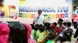 Membaca Dongeng Didepan Anak anak