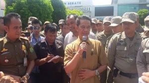 Assiten I Setda Muba, Rusli, SP, MM menerima ratusan warga Kecamatan Sungai Keruh yang menggelar demonstrasi di depan Gedung Pemkab Muba, Selasa (24/5).
