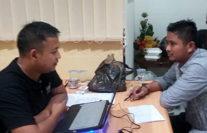 Tersangka penipuan saat tengah diperiksa petugas, Senin (23/5).