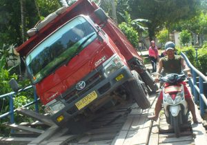 jembatan amblas karena truk