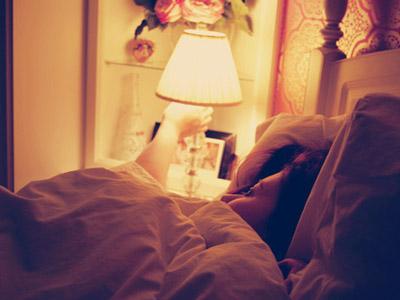 tidur-dengan-keadaan-lampu-menyala