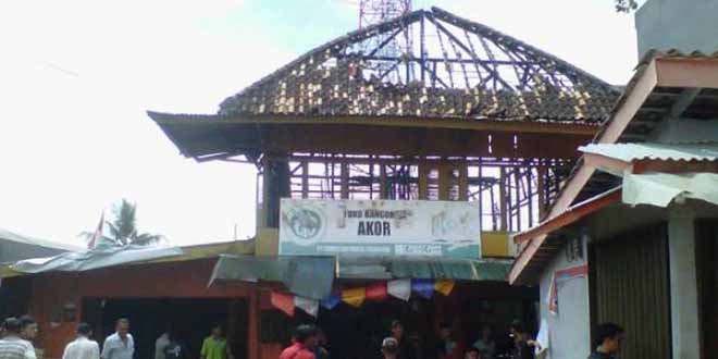 toko-bangunan-akor-kebakaran-plaju_20160528_141332