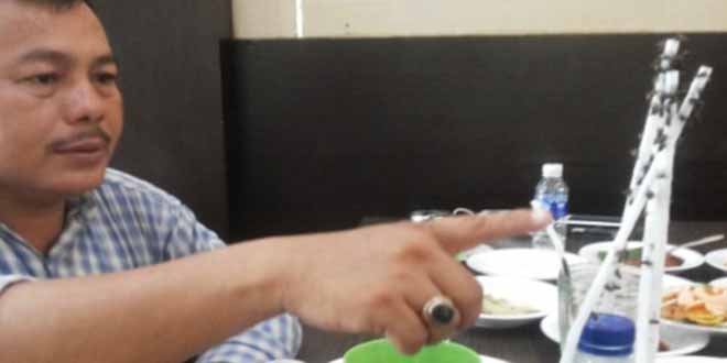 warga tunjukan lalat