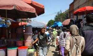 Lebih dari separuh Jalan Pasar 16 Ilir tertutup dengan aktivitas pedagang dan warga yang hendak berbelanja kebutuhan menjelang Hari Raya Idul Fitri.