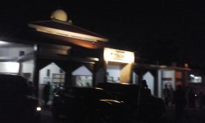 Jamaah usai menunaikan ibadah tarawih dan witir di Masjid Baitul Majid, Rabu (29/6).