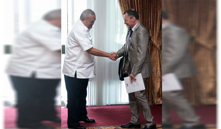 Alex dan perwakilan pihak Prancis