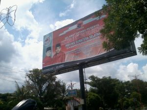 Billboard rakerda PDIP yang digelar Maret lalu masih bertengger di arah kantor Bupati tepatnya di depan kantor dinas PU Cipta Karya.