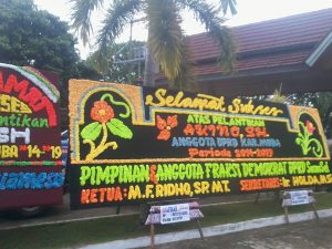 Karangan bunga yang berisikan selamat pelantikan Akino sebagai anggota DPRD Muba dipasang di depan gedung DPRD Muba, Senin (27/6).
