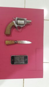 Barang bukti senpi dan senjata tajam yang digunakan pelaku untuk menikam petugas. 