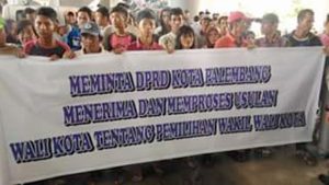 Massa pendemo Pilwawako Palembang