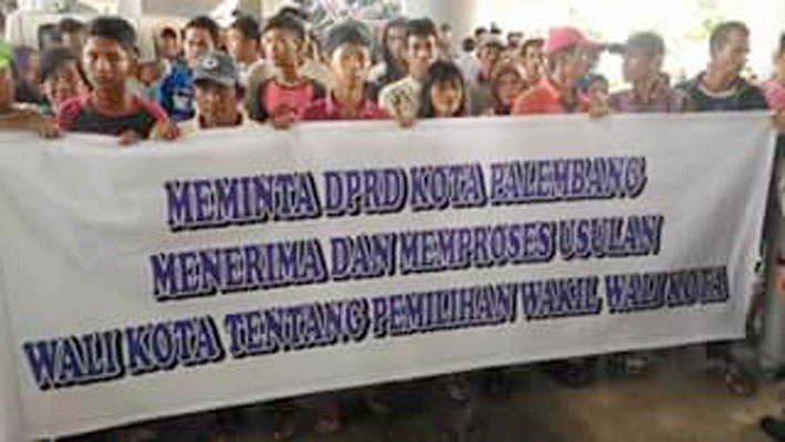 Massa pendemo Pilwawako Palembang