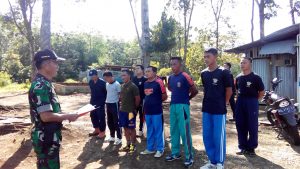 Tes fisik terhadap pelamar TMK yang melibatkan anggota TNI.
